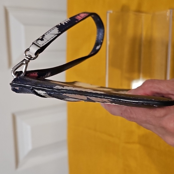 Kate Spade Gala Floral Tinie Wristlet EUC - Picture 9 of 10